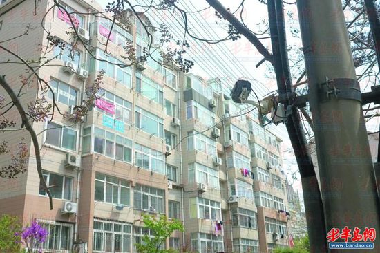 电线杆上的摄像头让居民担心隐私被侵犯。